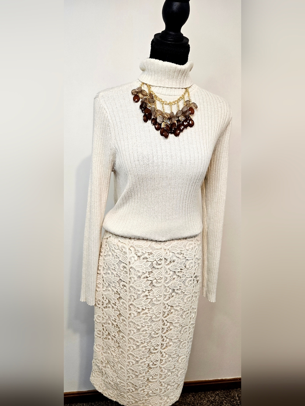 Talbots Ivory Lace Pencil Skirt Size 4 Lined Classic Elegant Work Wedding